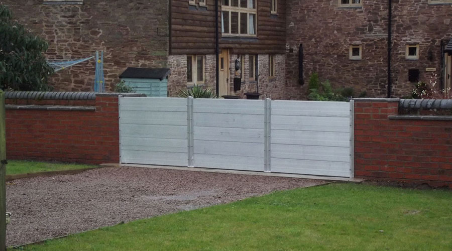 Installation of Nautilus 200 defence barrier system to protect grounds and house in Worcestershire from flooding caused by nearby river.