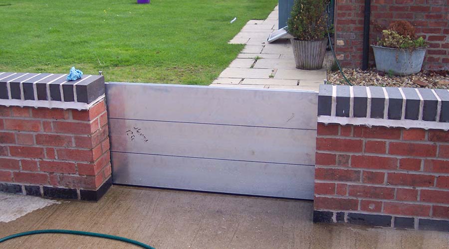 Installation of Nautilus flood barrier at a farm property and stables in Napton, Warwickshire, to protect from local river run-off.
